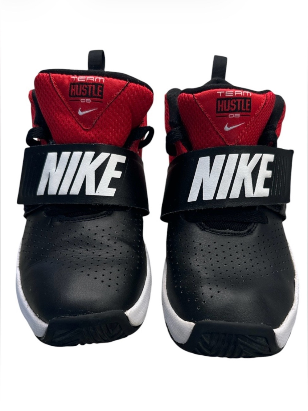 Nike Team Hustle D8 Youth Black Red Basketball Shoes Sneakers Sz 2Y (881942-004)
